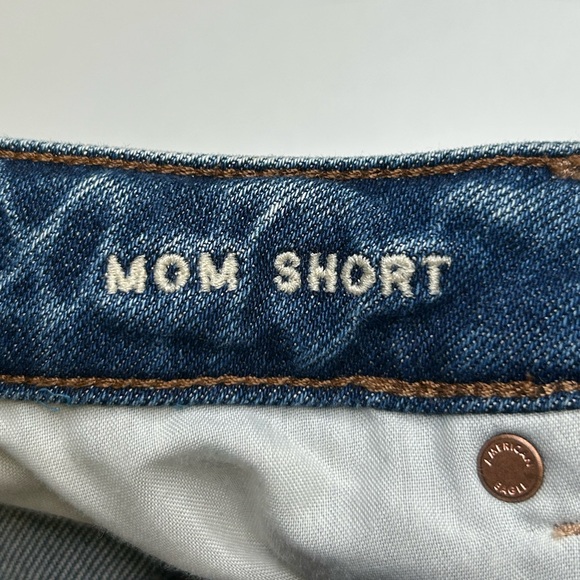 American Eagle Mom Jean Shorts Size 6 High Rise Cut Off Denim Distressed 29x2.5 - Picture 9 of 14